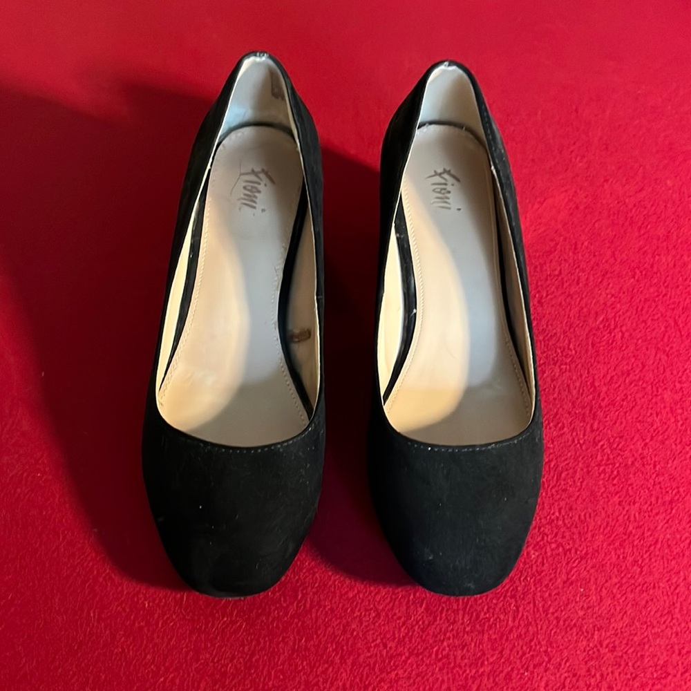 Black faux suede pump